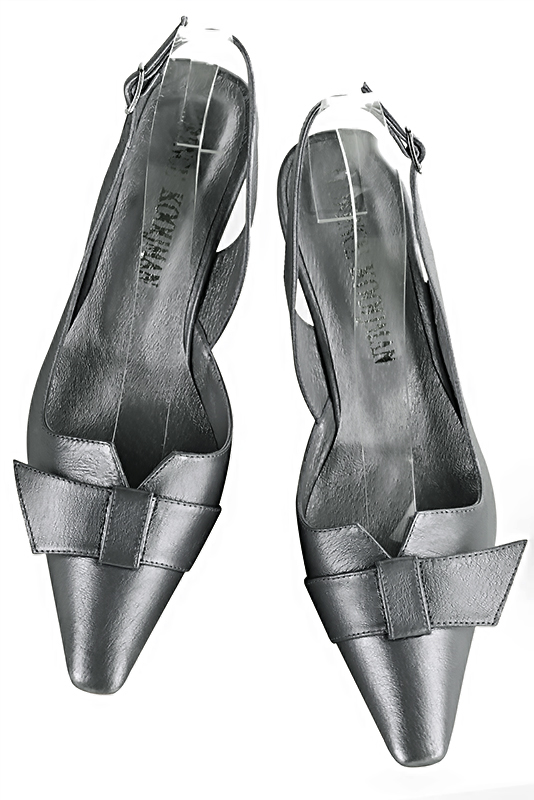 Dove grey women's open back shoes, with a knot. Tapered toe. Medium spool heels. Top view - Florence KOOIJMAN